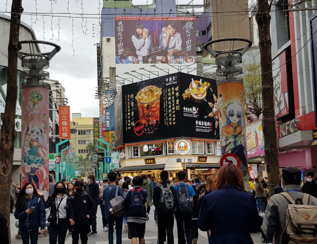 台北西門町峨眉街 廣告看板